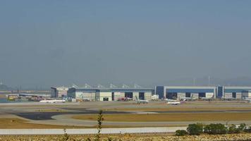 hong kong 09 de noviembre de 2019 - lapso de tiempo del aeropuerto internacional de hong kong chek lap kok, vista desde la isla de lantau video