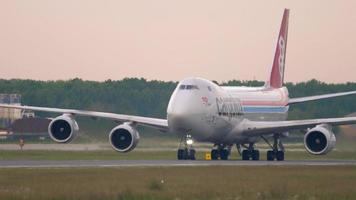 novosibirsk, federação russa 10 de junho de 2020 - cargalux boeing 747 lx vcn taxiando após o pouso. aeroporto de tolmachevo, novosibirsk video