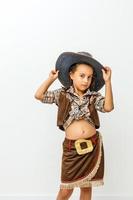 hermosa niña con sombrero de vaquero foto