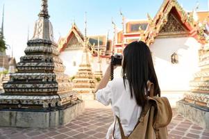 hermosa mujer turista de vacaciones haciendo turismo y explorando la ciudad de bangkok, tailandia, vacaciones y concepto de viaje foto