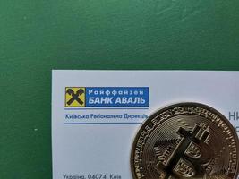 kyiv, ucrania - 4 de enero de 2023 oferta de servicios bancarios y tarjetas de débito foto