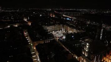 antenne Kerstmis nacht van de Warschau oud dorp. mooi verlichte ijs het schaatsen ring in de midden- van de oud stad- van Warschau. video