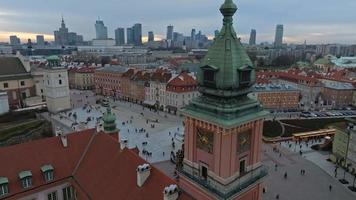 vista aérea del árbol de navidad cerca de la plaza del castillo con la columna de segismundo en la capital polaca - varsovia. espíritu navideño en la ciudad de varsovia. video