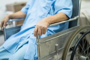 anciana asiática o anciana paciente en silla de ruedas en la sala del hospital de enfermería, concepto médico fuerte y saludable foto