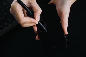 colegas asiáticos hombre y mujer discutiendo y trabajando con una computadora portátil en el escritorio de la oficina foto