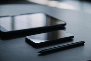 colegas asiáticos hombre y mujer discutiendo y trabajando con una computadora portátil en el escritorio de la oficina foto