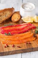 gravlax de salmón con crema agria foto