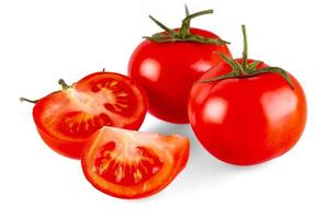 los tomates frescos aislados en el fondo blanco