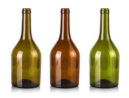botellas vacías de vino aisladas en un fondo blanco foto