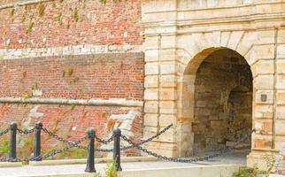 entrada a un castillo de piedra con una gran puerta a través de un puente de cadena. Belgrado, Serbia foto