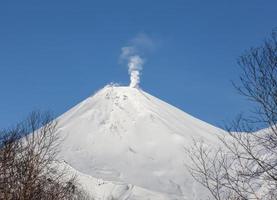 volcán de invierno avachinskaya sopka. monte activo de la península de kamchatka foto