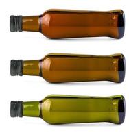 tumbado en el lateral de una botella verde con aceite de oliva en blanco foto