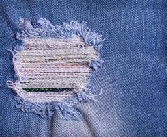 jeans rasgados destruido parche azul rasgado foto