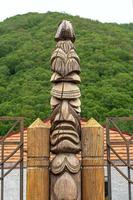 estatua de ídolo de madera de koryak en la península de kamchatka foto