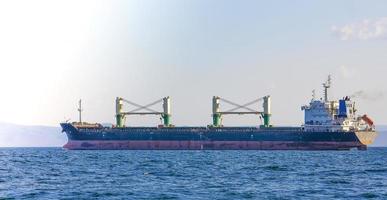 buque de carga a granel al muelle del puerto de vladivostok foto