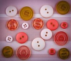 botones de colores de diferentes tamaños en la superficie