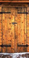 puerta de madera vintage con cerradura en invierno.enfoque selectivo foto