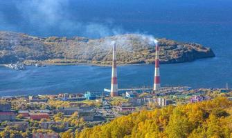 dos tubos rayados fuman de una central eléctrica en la península de kamchatka foto