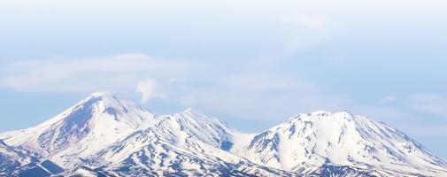 El volcán avachinsky domina la ciudad de petropavlovsk-kamchatsky en la península de kamchatka foto