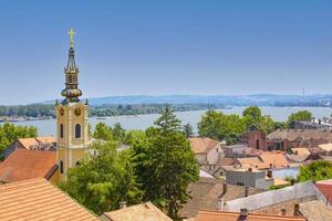 vista panorámica de zemun, con la torre de la iglesia en belgrado, serbia foto