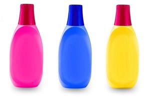 botella de plástico coloreada con productos químicos domésticos sobre un fondo blanco.