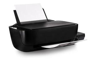 Impresora de inyección de tinta negra multifunción moderna con papel aislado sobre fondo blanco.