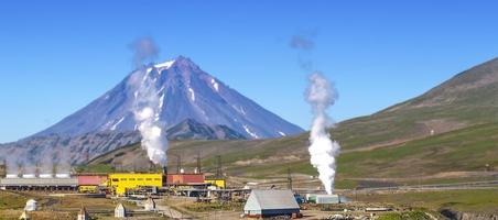 la energía alternativa de la central eléctrica geotérmica en la península de kamchatka foto