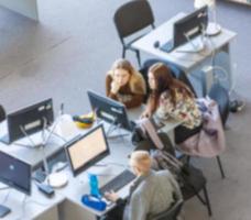 estudiante borroso para la computadora en la biblioteca foto