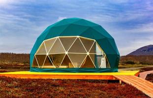 carpa geodomo verde. acogedor, camping, glamping, vacaciones, concepto de estilo de vida vacacional. foto