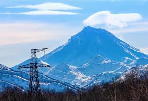 volcán vilyuchinsky en kamchatka y línea eléctrica de alto voltaje foto