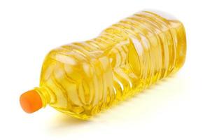 cierre el aceite vegetal o de girasol en una botella de plástico aislada en blanco foto