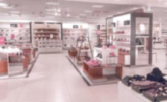tienda de ropa de estilo vintage desenfoque abstracto que muestra la moda de la mujer en el súper centro comercial. foto