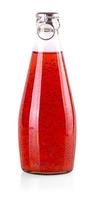 bebidas rojas con semillas de albahaca o semillas de falooda o tukmaria en botellas sobre fondo blanco foto
