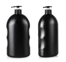 botella cosmética negra con bomba aislada sobre fondo blanco