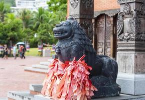 escultura de un león en la puerta de la iglesia en china foto