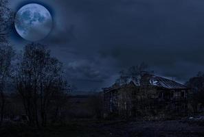 la casa embrujada con luna llena foto