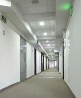el corredor en el edificio del hotel moderno foto