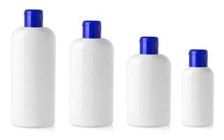 botellas de plástico blancas en blanco aisladas sobre fondo blanco. foto