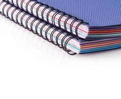 dos cuadernos de espiral de diario azul sobre blanco foto