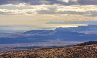 costa en el océano pacífico en la península de kamchatka foto