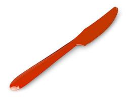 tenedor y cuchillo de plástico de color aislado sobre fondo blanco. foto