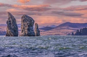 paisaje paisaje marino al atardecer vista de hermosas islas tres hermanos rocas foto