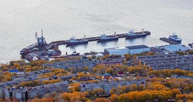 barcos en el puerto de petropavlovsk-kamchatsky, península de rfmchtka. enfoque selectivo foto