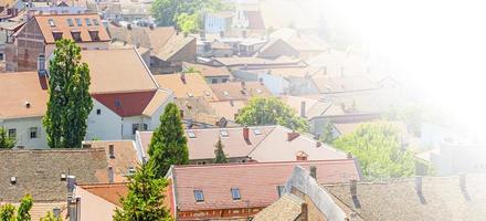 vista panorámica de zemun, con la torre de la iglesia en belgrado, serbia foto