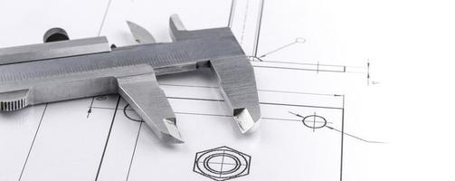 antiguo calibrador de metal y dibujo de ingeniería. foto