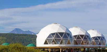 glamping house y volcán, paisaje rural, tiendas de campaña en la península de kamchatka. enfoque selectivo. foto