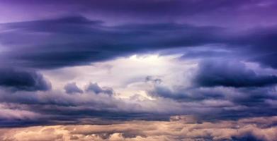 cielo oscuro de nubes de tormenta. copie el espacio a continuación foto