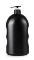 botella cosmética negra con bomba aislada sobre fondo blanco foto