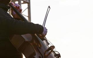 músico callejero violonchelo toca música al aire libre foto