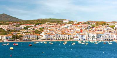 cadaqués en la costa brava. la famosa ciudad turística de españa. bonita vista al mar. paisaje de la ciudad. foto